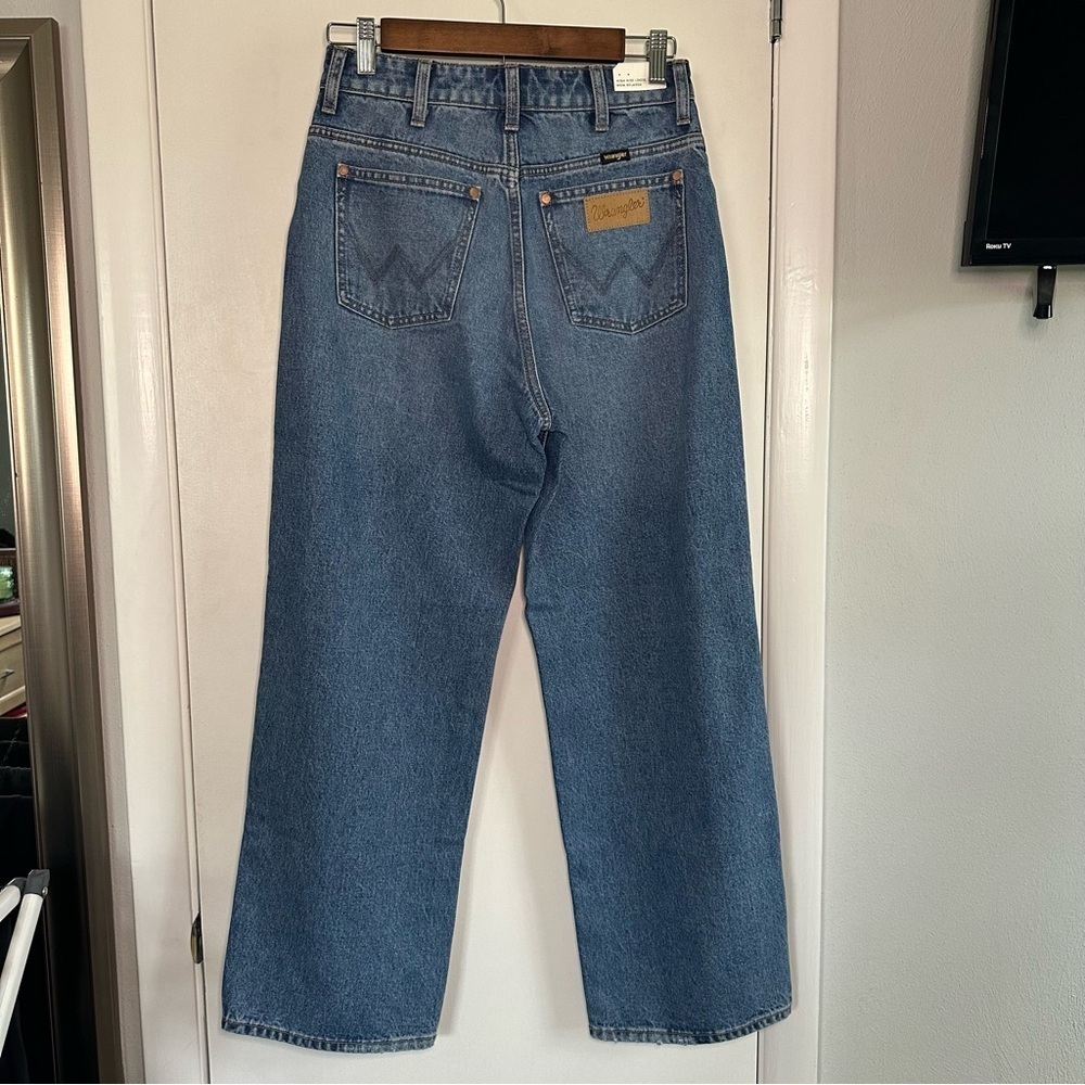 Wrangler Women’s High Rise Relaxed Mom Jeans. Medium Wash. Size 27. - Picture 10 of 12